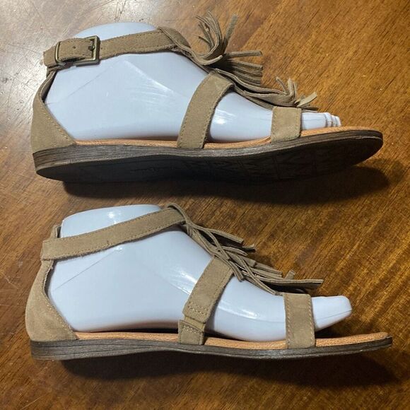 Minnetonka fringe flat taupe size 7 suede leather sandals - Picture 6 of 8